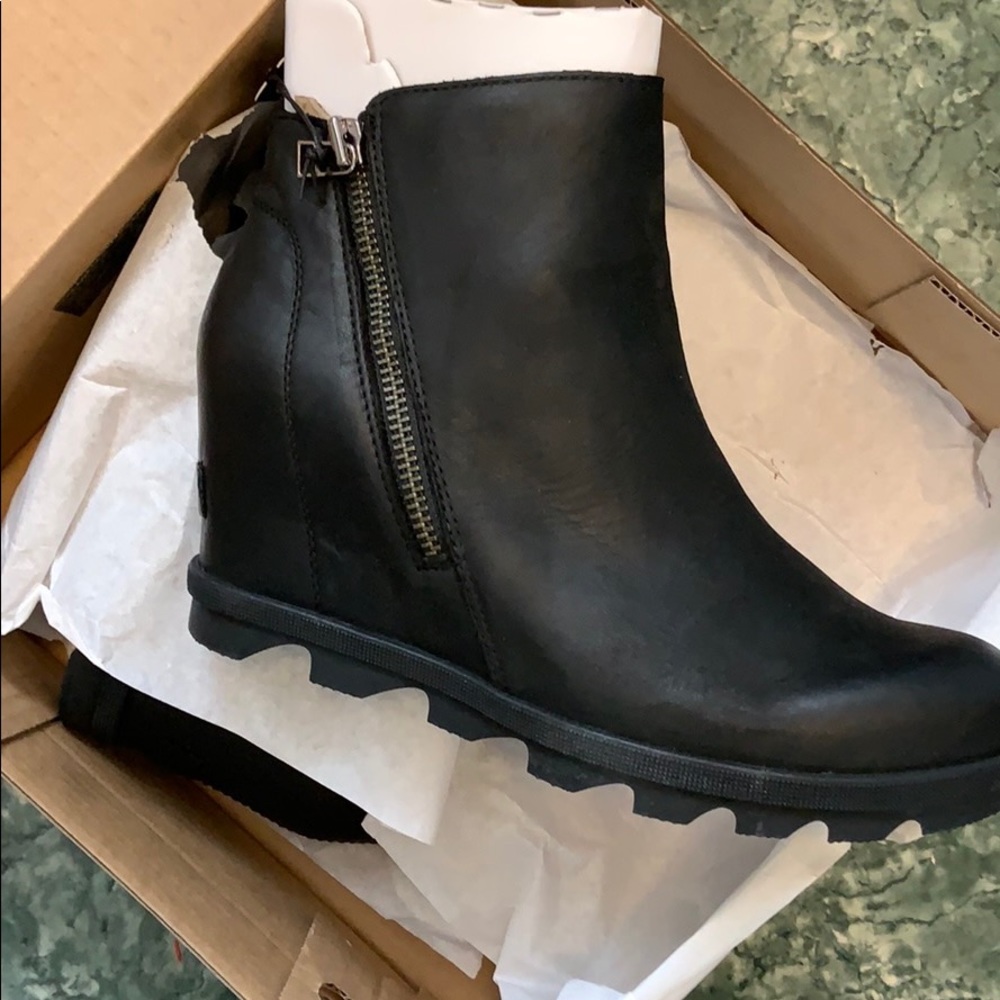 Sorel Joan of Arctic Wedge black bootie w/ zipper